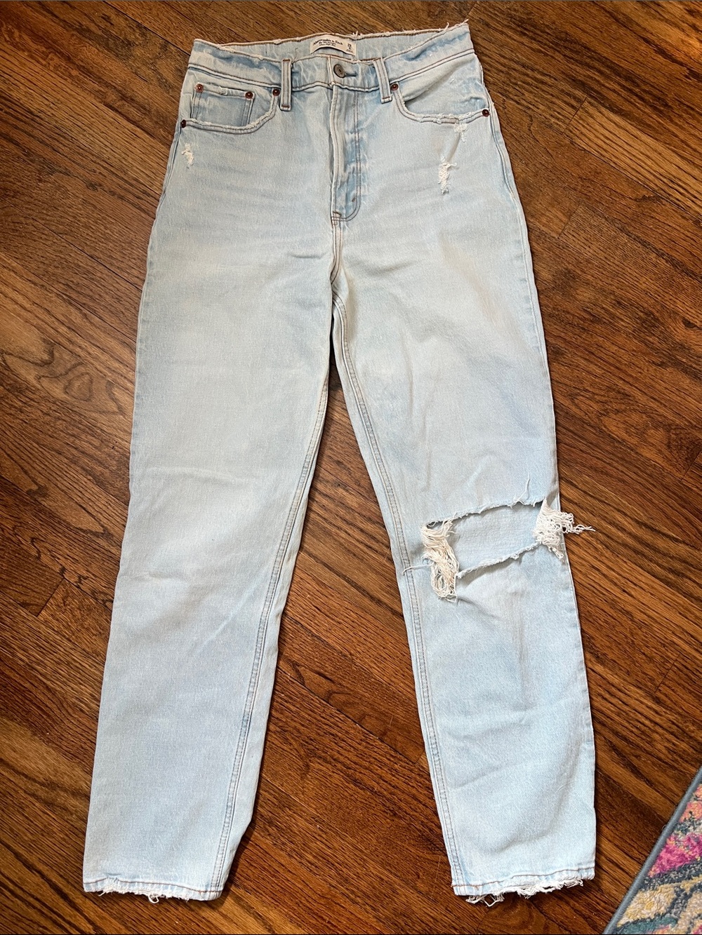 Abercrombie & Fitch Light 90s straight High-Rise Distressed Jeans